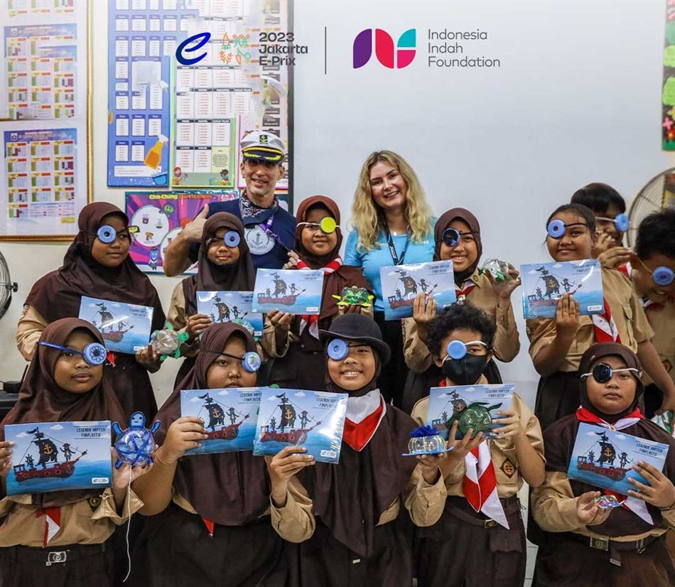 Enhancing environmental literacy: Introducing Captain Fanplastic and the Black Mermaid