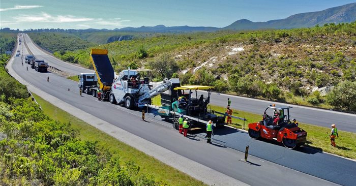 Rubber bitumen in a typical asphalt overlay application on the N2 near Gamtoos River.