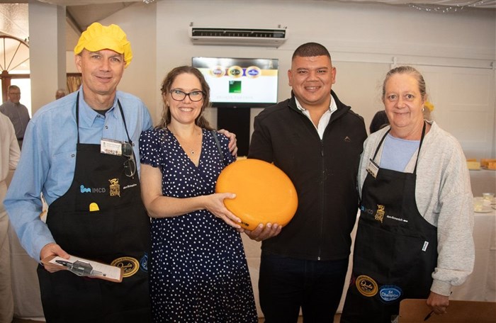 From left to right: Chief Judge Graham Sutherland, Alrina Fourie from the platinum partner DSM, Breyton Milford, General Manager of Agri-Expo and Hanzubeth Labuschagne from the platinum partner IMCD during the judging of the 191st SA Dairy Championships | Photo: A Gorman Photography