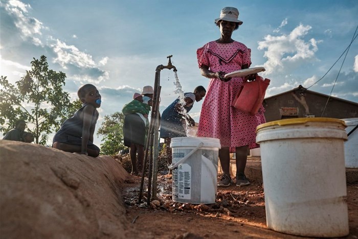 Residents queue to collect water, as temperatures soar during an El Nino-related heatwave and drought affecting a large part of the country, in Bulawayo, Zimbabwe, 7 March 2024. Reuters/KB Mpofu/ File Photo