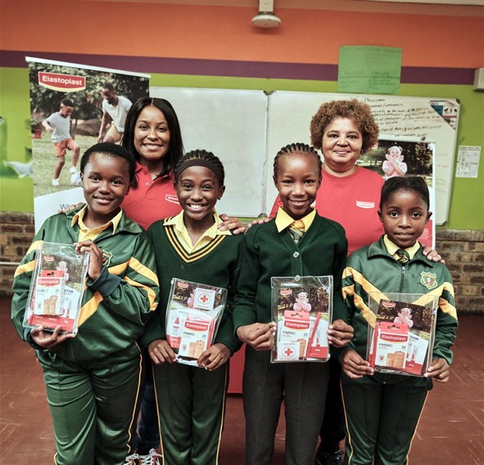 Nokuthula Khumalo, Elastoplast Brand Manager (left back) and Marianna Nomdoe, Red Cross (right back). Intshinga Primary School children (from left) Okuhle Mnyabisa, Awam Qunta, Phelo Ntisa and Mikhulu Mateza.