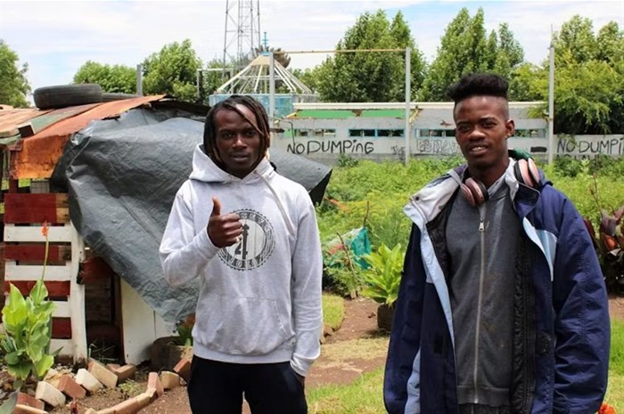 Makhosini Ndlovu and Thobelani Sodinga in their Soweto food garden. Masego Mafata/GroundUp