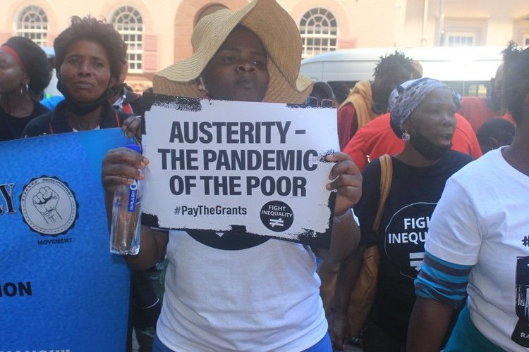 Some SRD grant beneficiaries with green ID books have been struggling to access their R370-per-month grant due to a new identity verification process. Archive photo: Mosima Rafapa / GroundUp