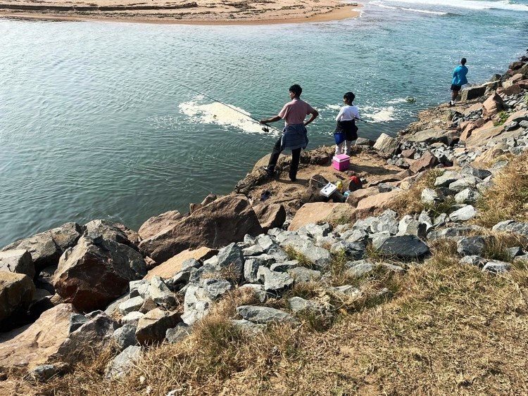 The Umgeni River mouth is a popular recreation area in Durban, but is chronically polluted by sewage. Photo: Nokulunga Majola / GroundUp