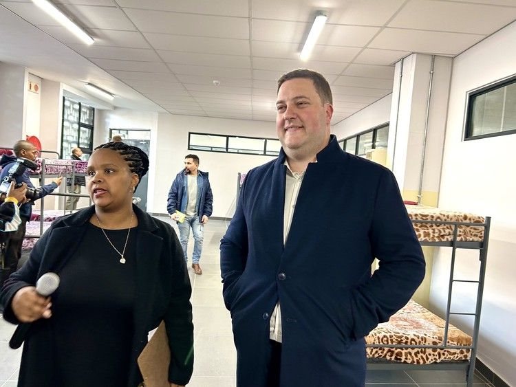 City of Cape Town official Megan Pangeni and Mayor Geordin Hill-Lewis toured the City’s new 300-bed Safe Space in Green Point on Monday. Photos: Matthew Hirsch / GroundUp