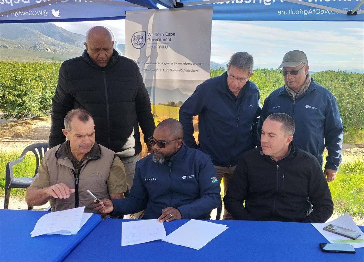 Front row: L-R - Jannie Toerien - (Citrusdal Water Users Association); Dr Mogale Sebopetsa ( Head of Department: WC DoA); Stefan Theron (Citrusdal Water Users Association)