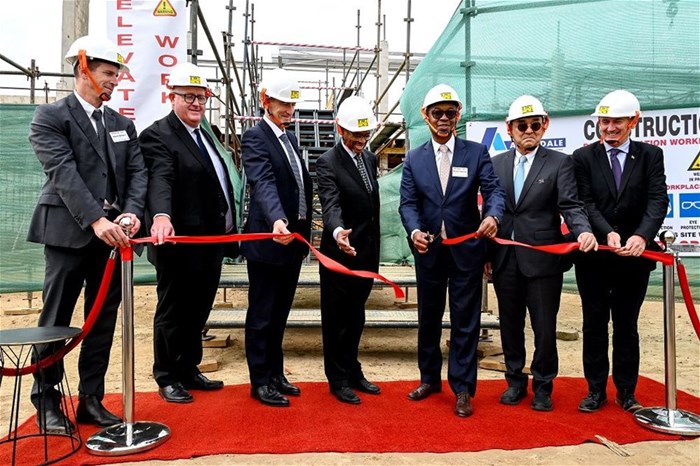 (From left to right) Wayne Bowyer (Managing Director of Toyota Tsusho Africa), Andrew Velleman (CEO of CFAO South Africa), Andrew Kirby (President and CEO of Toyota South Africa), Rev Musa Zondi ( (KZN MEC for Economic Development, Tourism, and Environmental Affairs), Minister Parks Tau (SA Minister of Trade, Industry and Competition), Hiroshi Morita (CEO of Ogihara Thailand) and Nigel Ward (Toyota EVP: Manufacturing and Manufacturing support) at the ribbon cutting ceremony.