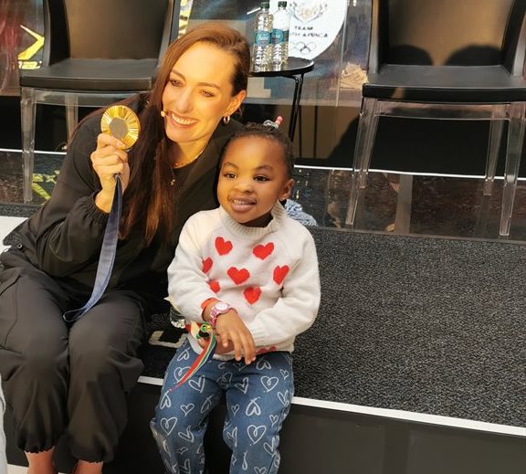 Image by Danette Breitenbach, Bizcommunity. South Africa’s most successful Olympian, Tatjana Smith, with a young fan at the Under Armour store in Sandton