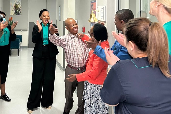 Thanks to the collaboration between the Northern Cape Department of Health, Robert Mangaliso Sobukwe Hospital and Icon Oncology, Mr Johan Mothibi Mooketsi could complete his radiotherapy treatment at the Icon Radiotherapy unit in Kimberley. Previously patients had to travel to Bloemfontein to access lifesaving radiotherapy treatment.