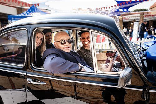 Prof. Mosia and UP students in the 1967 Beetle