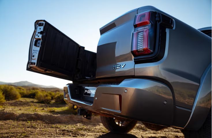 Split tailgate after 100,000 =km of corrugated Karoo or Free State dirt roads? We’ll see about its reliability.