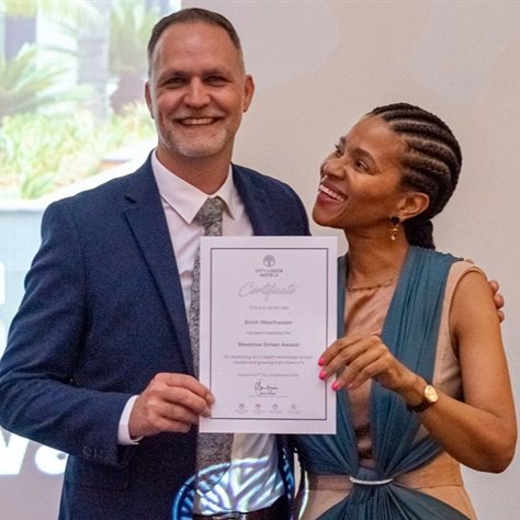 Revenue Driver Award was presented to Erich Oberhauser, general manager at Courtyard Hotel Gqeberha (left), by Zuki Jantjies, divisional director: Sales & Marketing (right)