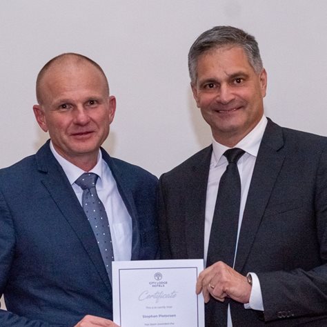 People Award was presented to Stephan Pietersen, general manager at City Lodge Hotel Bloemfontein (left), by Marcel Kobilski, Group HR director (right)