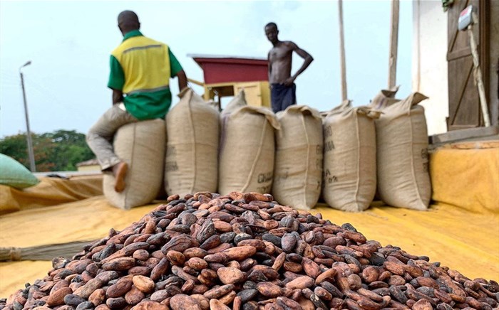 Cocoa beans are pictured next to a warehouse at the village of Atroni, near Sunyani, Ghana April 11, 2019. REUTERS/Ange Aboa/File Photo