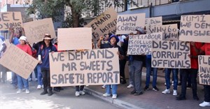 Workers on strike at Premier’s Mister Sweet factory picketed outside the Department of Labour’s office in Germiston last month to demand a report following an inspection by an official. Archive photo: Kimberly Mutandiro / GroundUp
