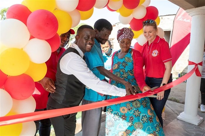 Left to right: Julian Singonzo, Managing Executive at Premier FMCG; Ward Councillor Mthethwa; Mthukeni and Zibuyisile Zulu, New Homeowners; Stephanie Hoy, Marketing Executive at Premier FMCG.