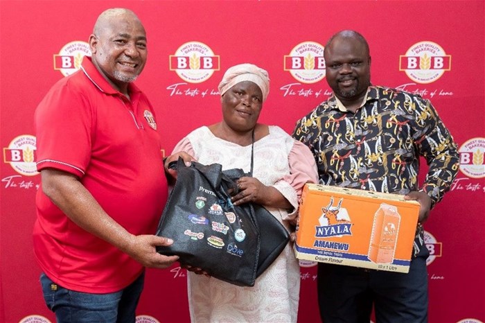 Left to right: Julian Singonzo, Managing Executive at Premier FMCG; Thulisiwe Mkhize, New Homeowner; His Worship Mayor Counsellor Xolani Ngwezi