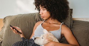 Source: © Samson Katt   Today’s consumers might watch television and be on their mobile device at the same time