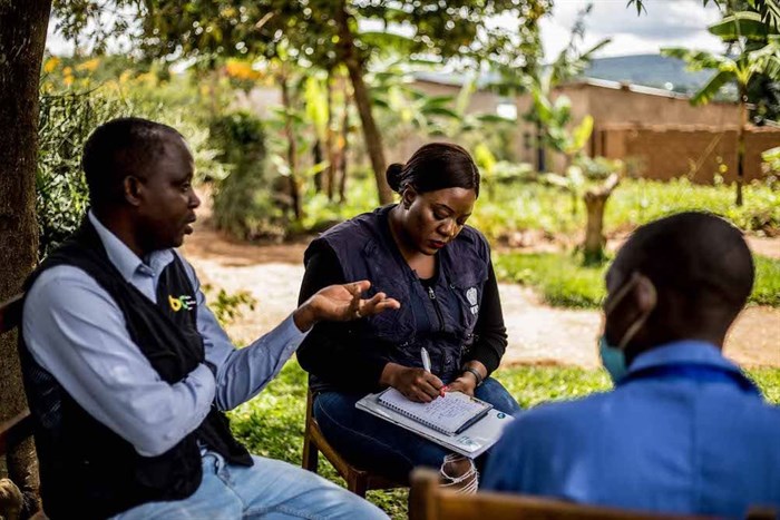 UN volunteers interview community members to assess basic health services in the rural areas of Rwanda. ©UNV, 2023