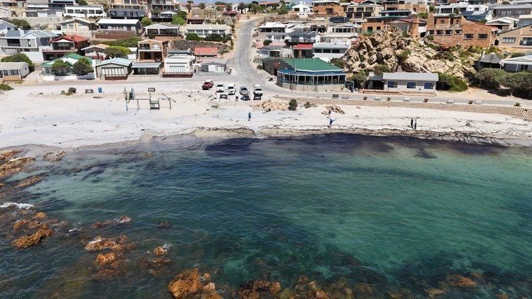 A drone image of oil at the main beach in Strandfontein on the West Coast. Photo: Tania Fouche / GroundUp
