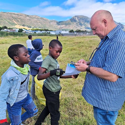Douw Steyn of Plastics SA helping youngsters during the cleanup