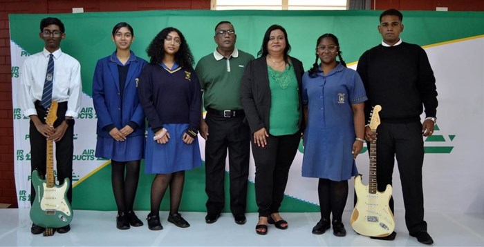 Arena Park Secondary School principal, Mr Mudley, Arthi Govender from Air Products, and learners from the school at the unveiling event
