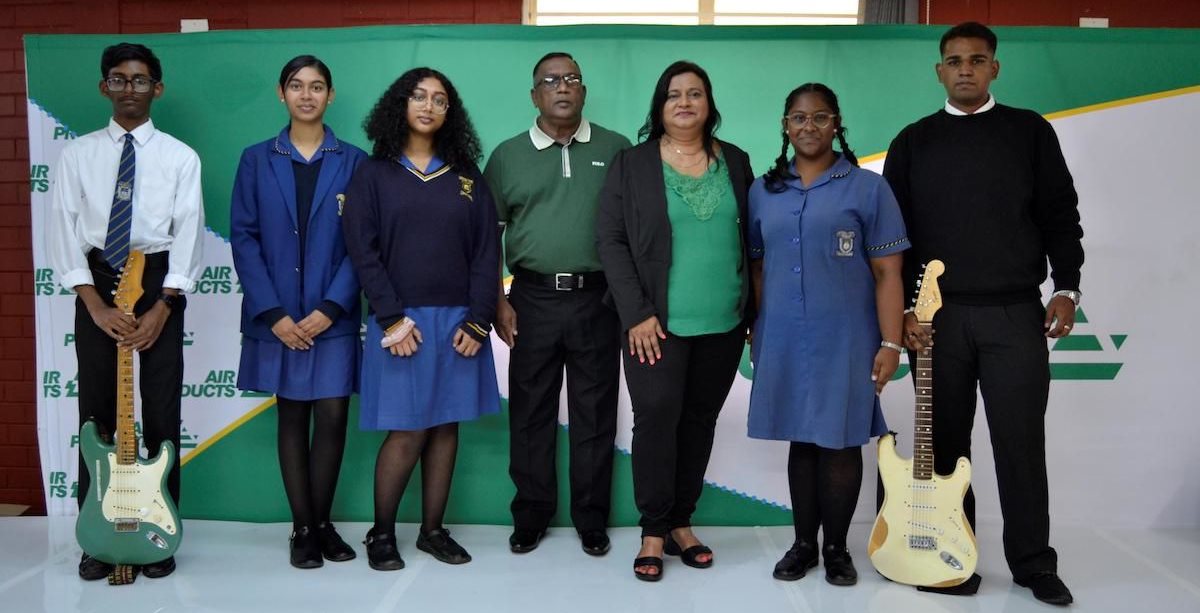 Arena Park Secondary School principal, Mr Mudley, Arthi Govender from Air Products, and learners from the school at the unveiling event