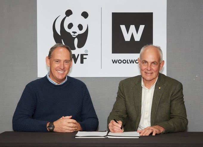 Woolworths renews its 15-year partnership with WWF South Africa for an additional five years. From left to right: Roy Bagattini, Woolworths Holdings Limited, Group CEO signing a five-year Phase 3 partnership agreement with Dr Morné du Plessis, WWF South Africa CEO.