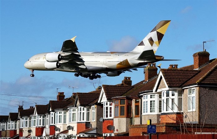An Etihad Airways plane lands at Heathrow during Storm Isha in London, Britain, 22 January 2024. Reuters/Matthew Childs/File Photo