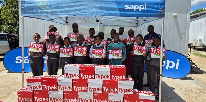 The children from Budlweni Primary School in Mpumalanga were delighted to receive their Typek paper donation