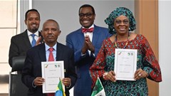 Ethiopian Airlines Group CFO Mensfin Tasew (left) and AfDB Vice President Nnenna Nwabufo display copies of the signed letter of intent. Standing behind them are Ethiopia’s Finance Minister Ahmed Shide (left) and Bank Group President Dr. Akinwumi Adesina (in bow tie)