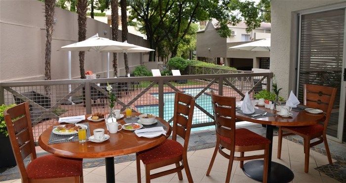 Courtyard Hotel Sandton restaurant and pool deck