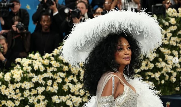 Diana Ross, at 81, made a dramatic entrance in a silver cape embroidered with the names of her descendants. Source: