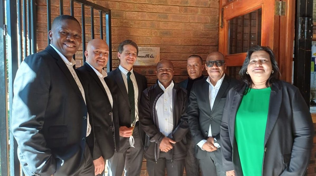 Air Products representatives Maropeng Bahula, Byron Ah Tow, Charles Dos Santos, Gift Nyambe, Mr Rickets (Odin Park Primary), Sizwe Nkonde, and Arthi Govender proudly display the plaque