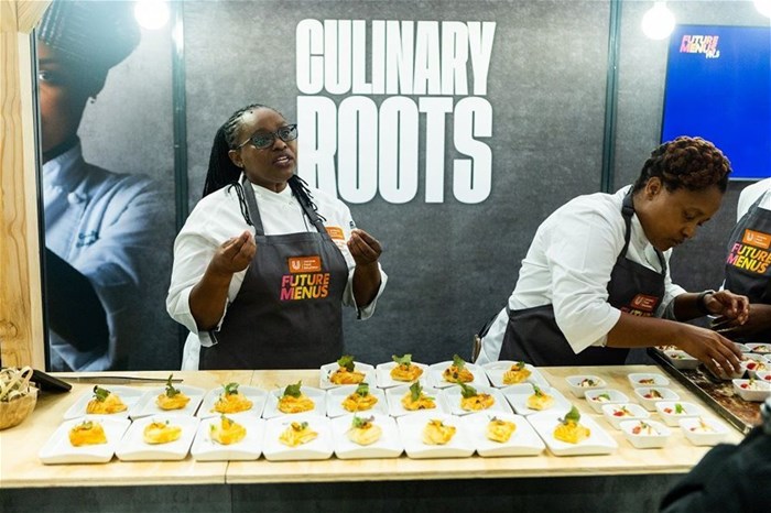 Chef Pinky talkin to guests about the Culinary Roots Trend. Image supplied