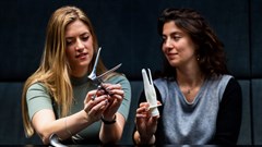 Tamara Hoveling and Ariadna Izcara Gual presenting their redesigned speculum. Image source: TU Delft.