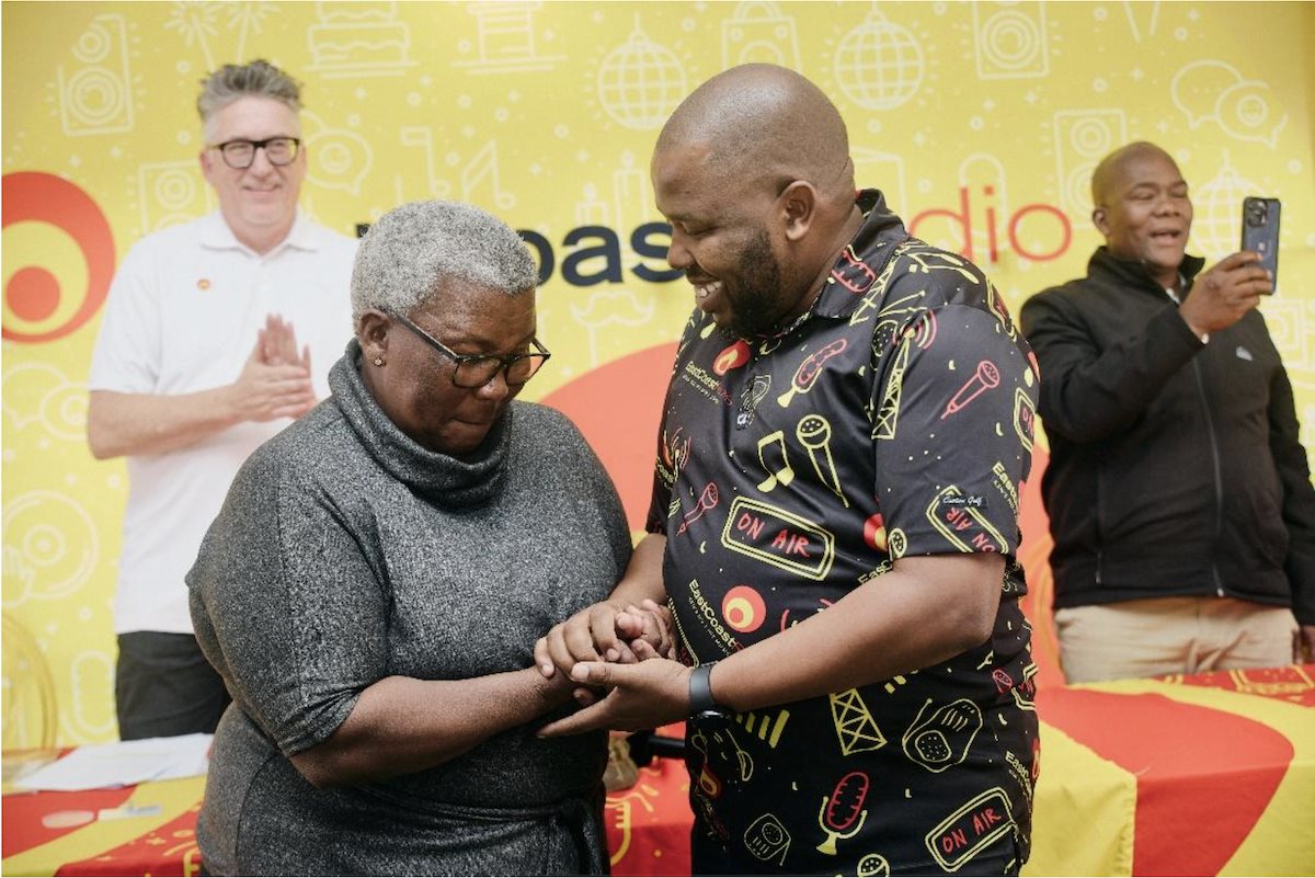 East Coast Radio managing director, Mzuvele Mthethwa officially hands over the keys to Thembele Shangase’s new home