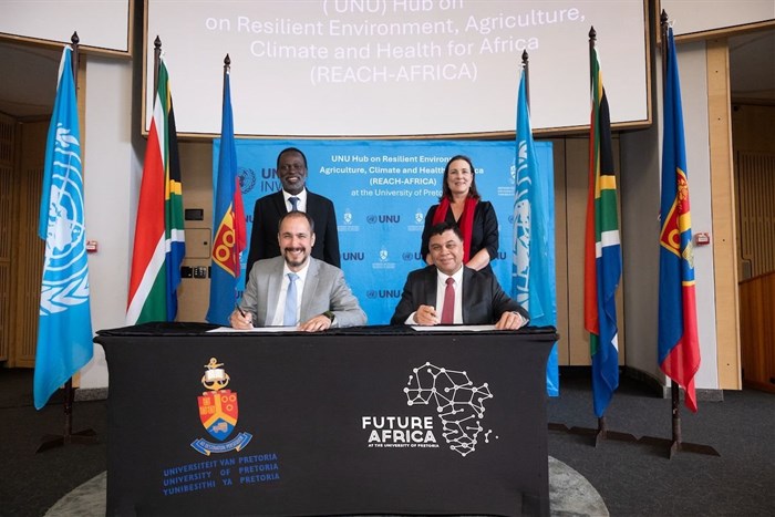 MOU signing. Back: Prof Tshilidzi Marwala and Prof Wanda Markotter. Front: Prof Kaveh Madani and Prof Francis Petersen