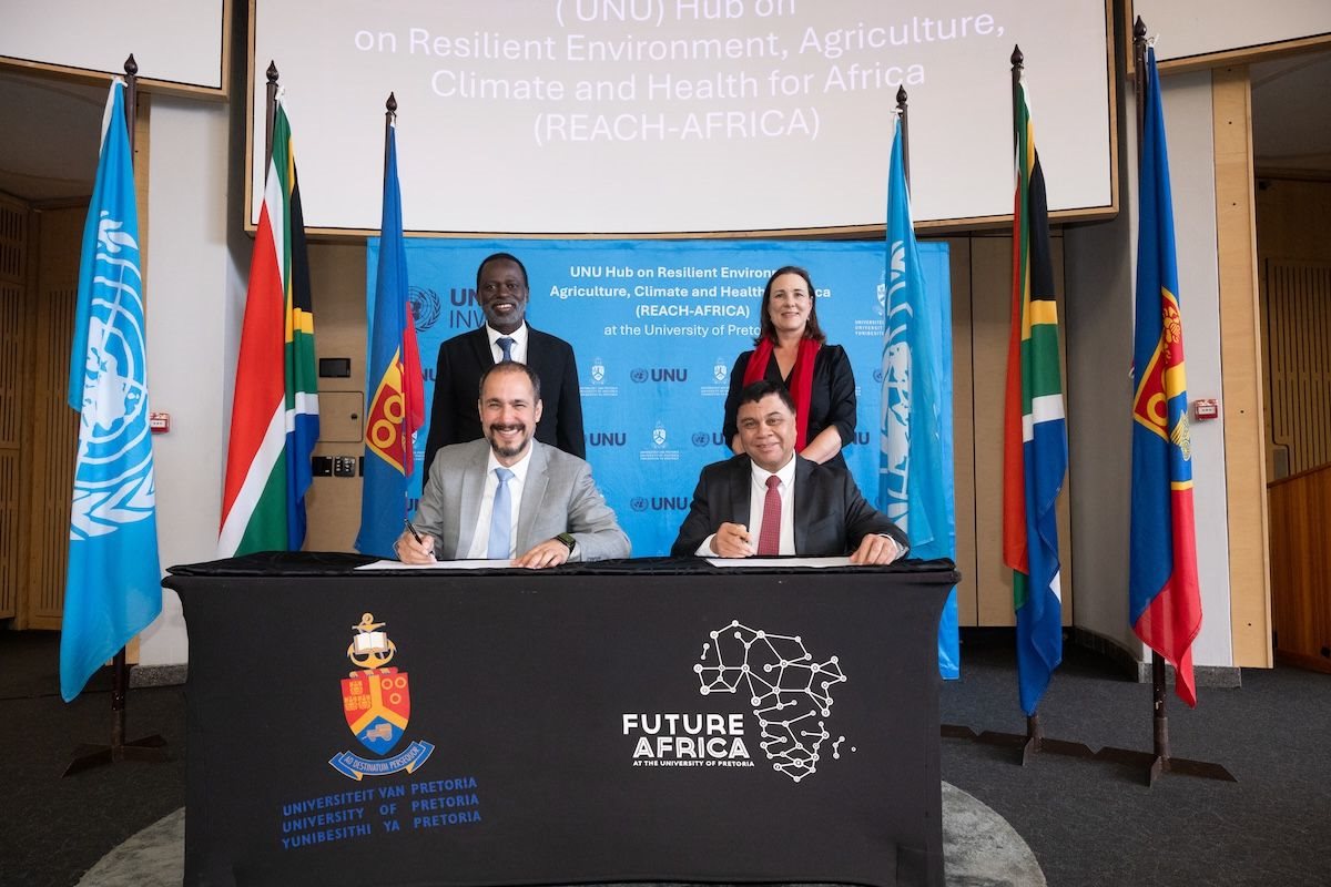 MOU signing. Back: Prof Tshilidzi Marwala and Prof Wanda Markotter. Front: Prof Kaveh Madani and Prof Francis Petersen