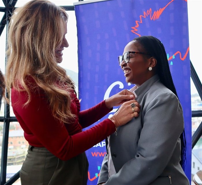 Cape Town Tourism Board Member Lee-Ann Singer pins a #LoveCapeTown badge onto one of the city’s exceptional concierges, recognising their role in championing Cape Town through every guest interaction.
