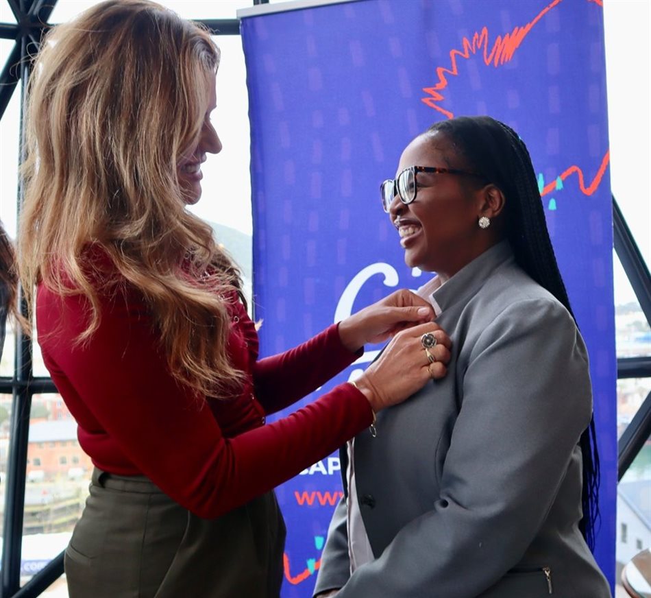 Cape Town Tourism Board Member Lee-Ann Singer pins a #LoveCapeTown badge onto one of the city’s exceptional concierges, recognising their role in championing Cape Town through every guest interaction.
