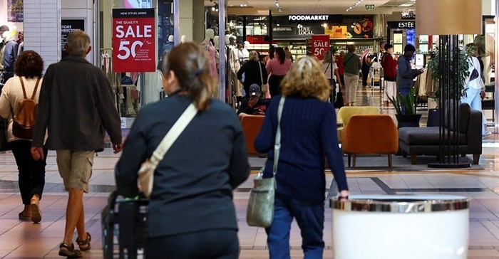 Woolworths profit falls on weak Country Road chain