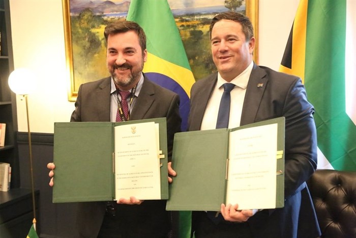 From left to right: Luiz de Alcantara Rua, Vice-Minister of Agriculture and Livestock in Brazil signed a Memo of Intent for cooperation in agriculture with Minister of Agriculture John Steenhuisen
