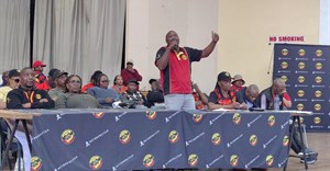Tando Poni, Samwu’s regional secretary, addresses a crowd of workers on Tuesday, instructing them to return to work. Photo: Johnnie Isaacs / GroundUp