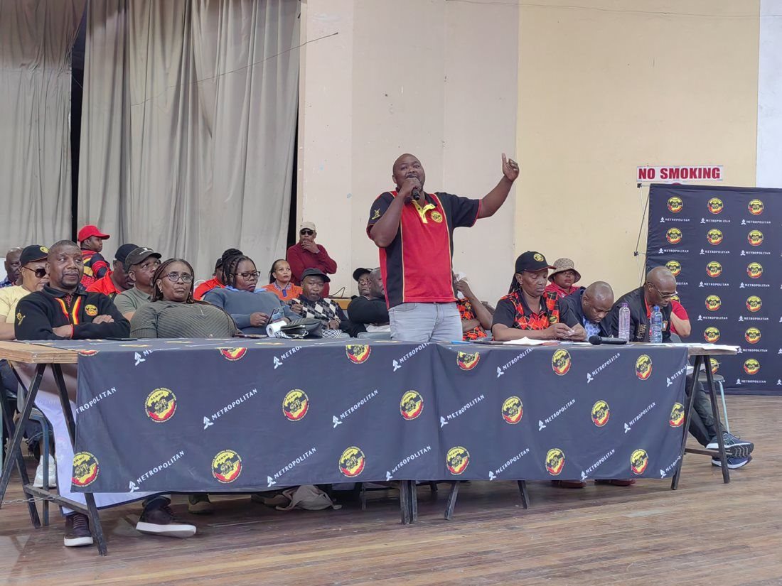 Tando Poni, Samwu’s regional secretary, addresses a crowd of workers on Tuesday, instructing them to return to work. Photo: Johnnie Isaacs / GroundUp