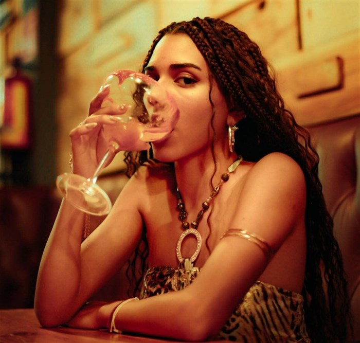 Photo by brandon retratos via