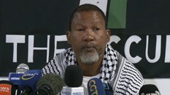 Mandla Mandela adressing the media after arriving home from detention in Israel. Image credit: Screenshot/SABC News