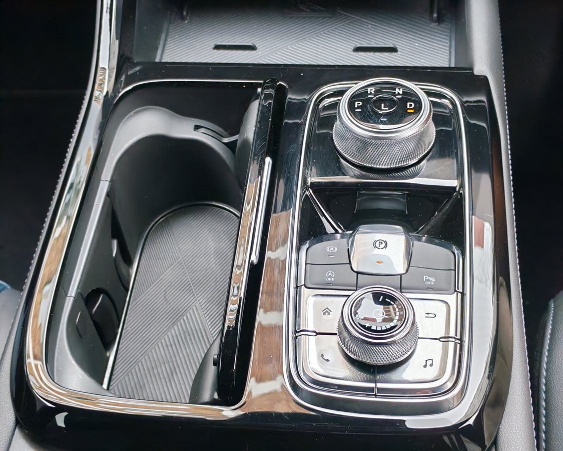 A rotary dial for the gear selector proved to be nifty