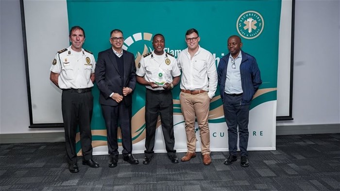 Flame of Leadership Award – Winner Mzamo Mchunu (middle)