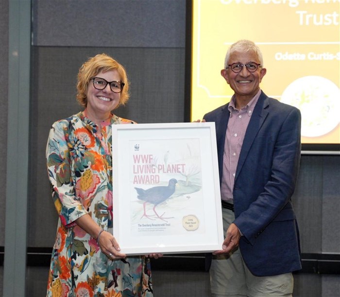 Dr Odette Curtis-Scott from the Renosterveld Overberg Trust with Valli Moosa, WWF board chair. Image supplied.